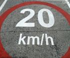 Знак окрашен на асфальте, площадь ограничено до 20 км/ч для улучшения сосуществования между пешеходов и транспортных средств